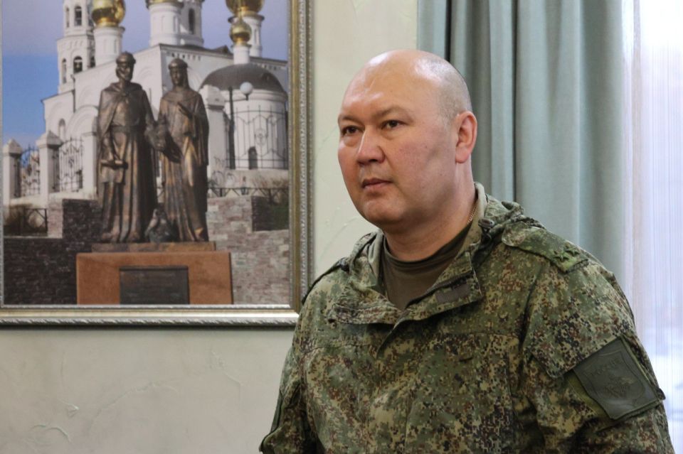 Военный комиссар Республики Хакасия подполковник Сергей Спиридонов представил Главе города Абакана Алексею Лемину нового военного комиссара города Абакана