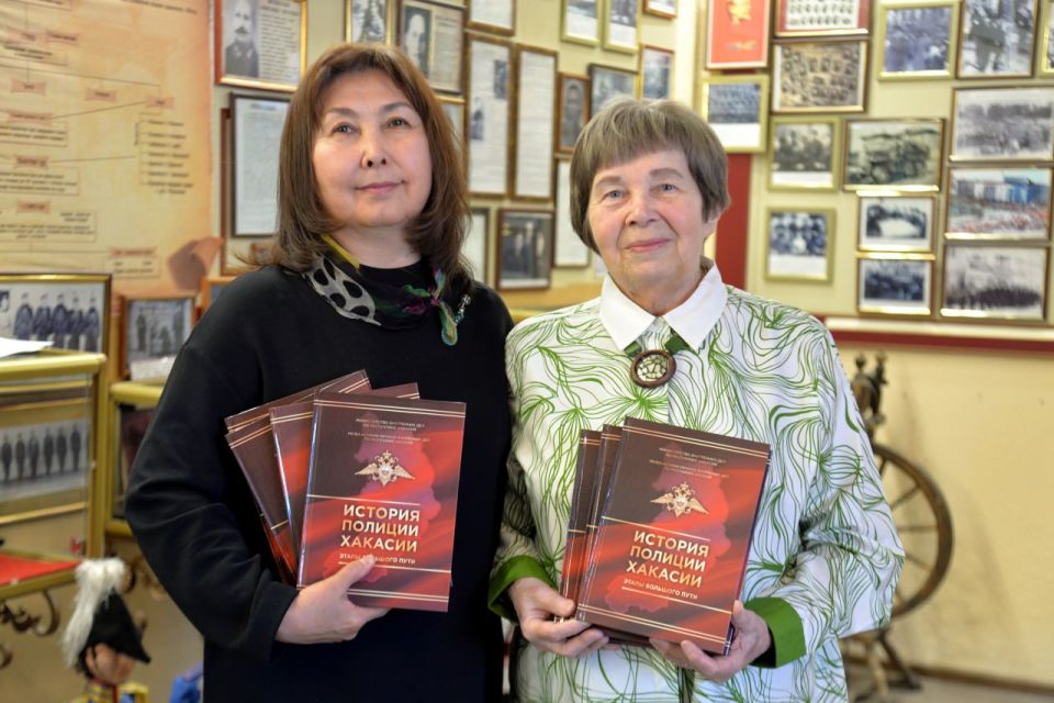 Накануне Дня книгодарения МВД по Республике Хакасия переданы в дар Национальной библиотеке имени Н.Г. Доможакова книги об истории ведомства