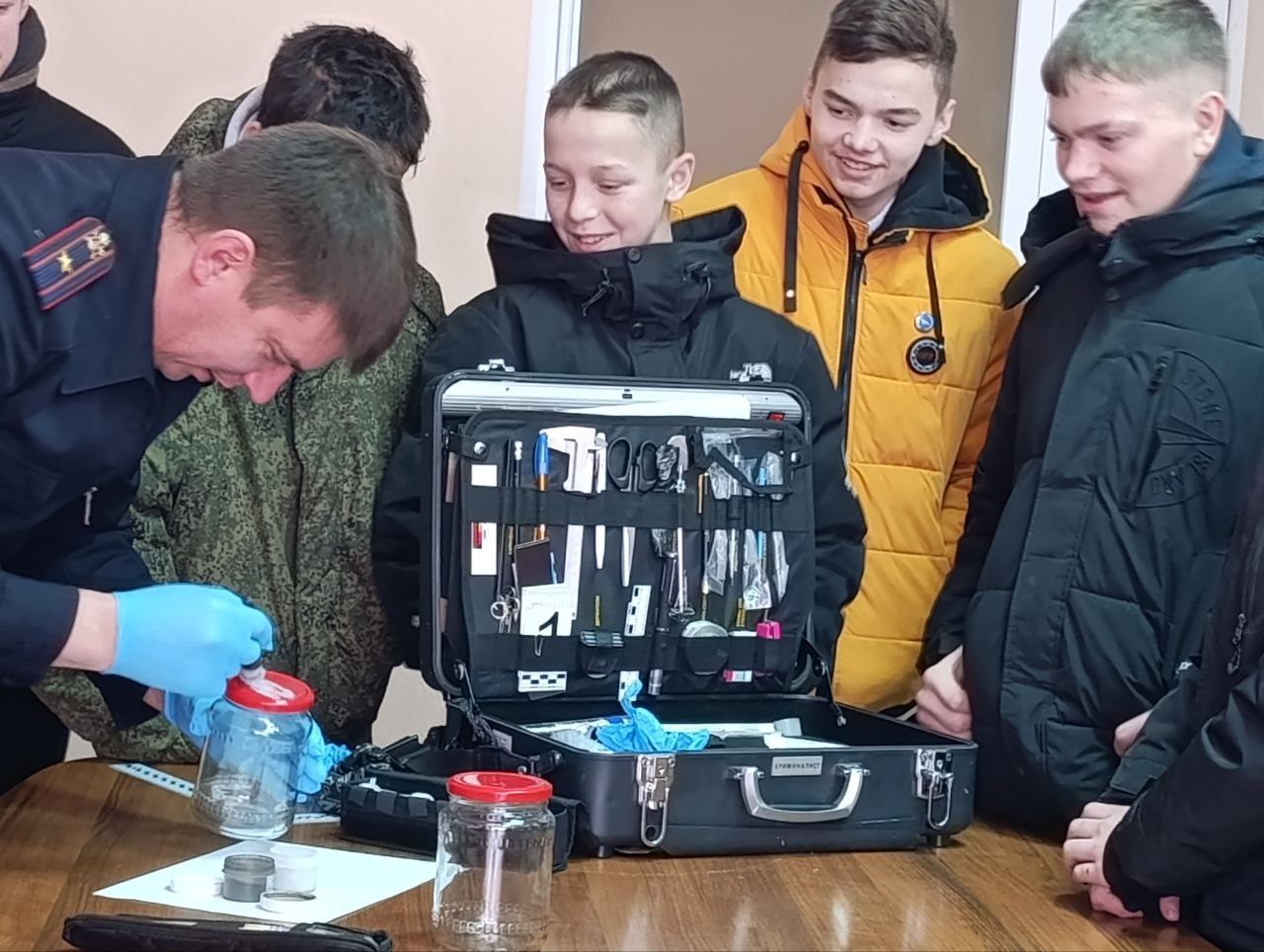 Полицейские Орджоникидзевского района организовали для школьников экскурсию в мир правопорядка