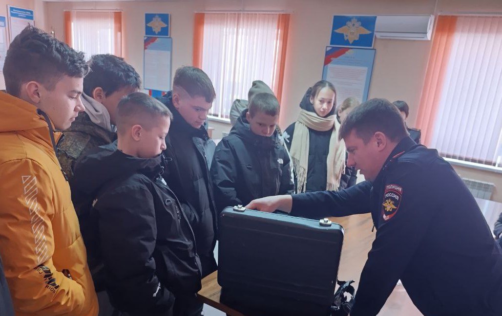 Полицейские Орджоникидзевского района организовали для школьников экскурсию в мир правопорядка Полицейские Орджоникидзевского района организовали для школьников экскурсию в мир правопорядка