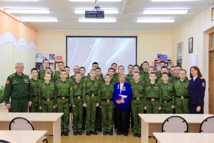 Сотрудники СК организовали «урок мужества» для кадет с участием почетного жителя Красноярска, ветерана-блокадника Валентины Степановны Антоновой