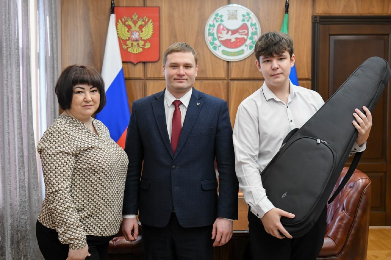 Глава Хакасии вручил электрогитару жителю региона