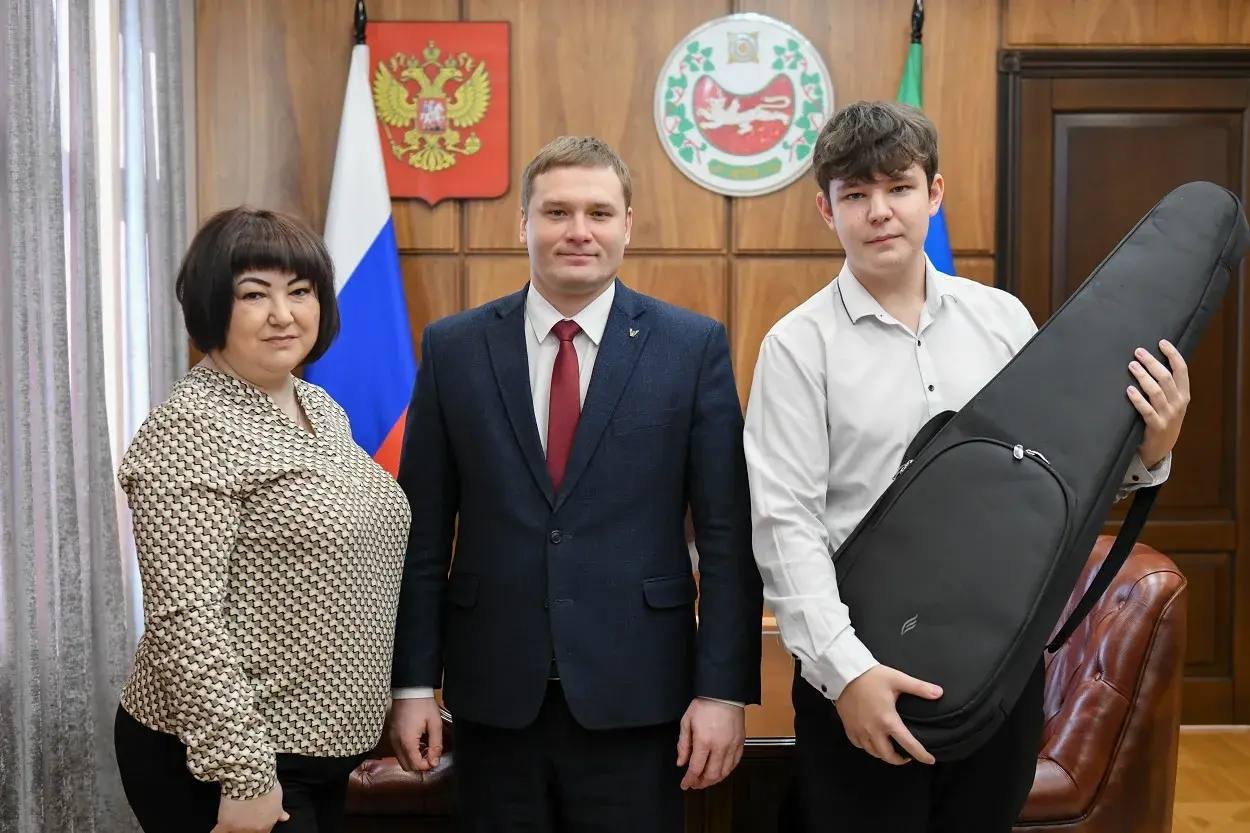 Елка желаний: Глава Хакасии исполнил еще одну детскую мечту Елка желаний: Глава Хакасии исполнил еще одну детскую мечту