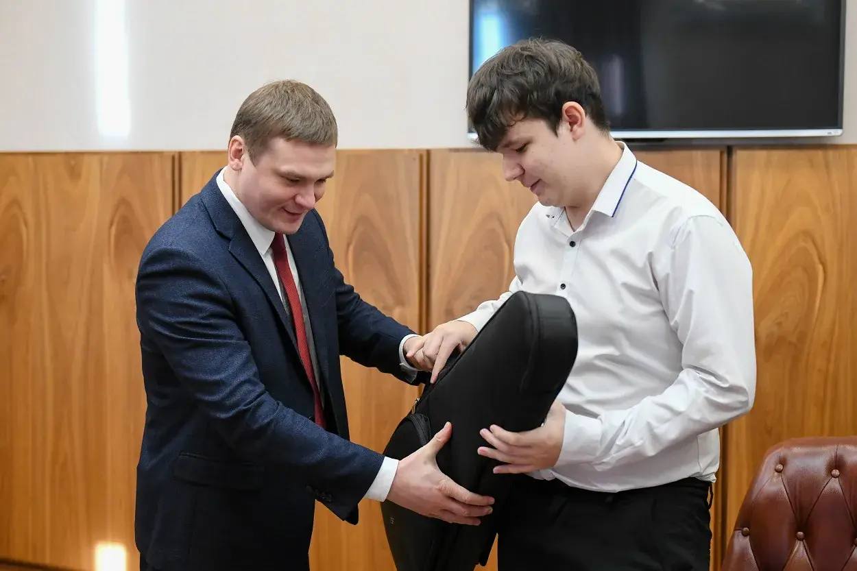 Елка желаний: Глава Хакасии исполнил еще одну детскую мечту Елка желаний: Глава Хакасии исполнил еще одну детскую мечту