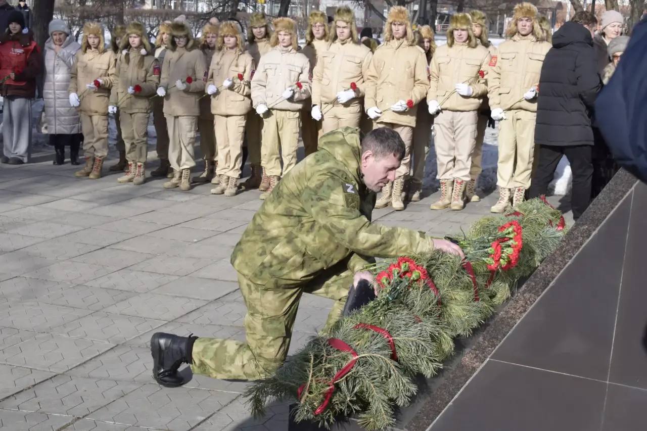 Митинг памяти героев, павших в локальных войнах, прошел в Абакане Митинг памяти героев, павших в локальных войнах, прошел в Абакане