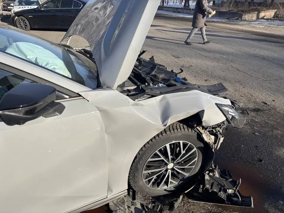 В Абакане проезд на красный стал причиной ДТП В Абакане проезд на красный стал причиной ДТП