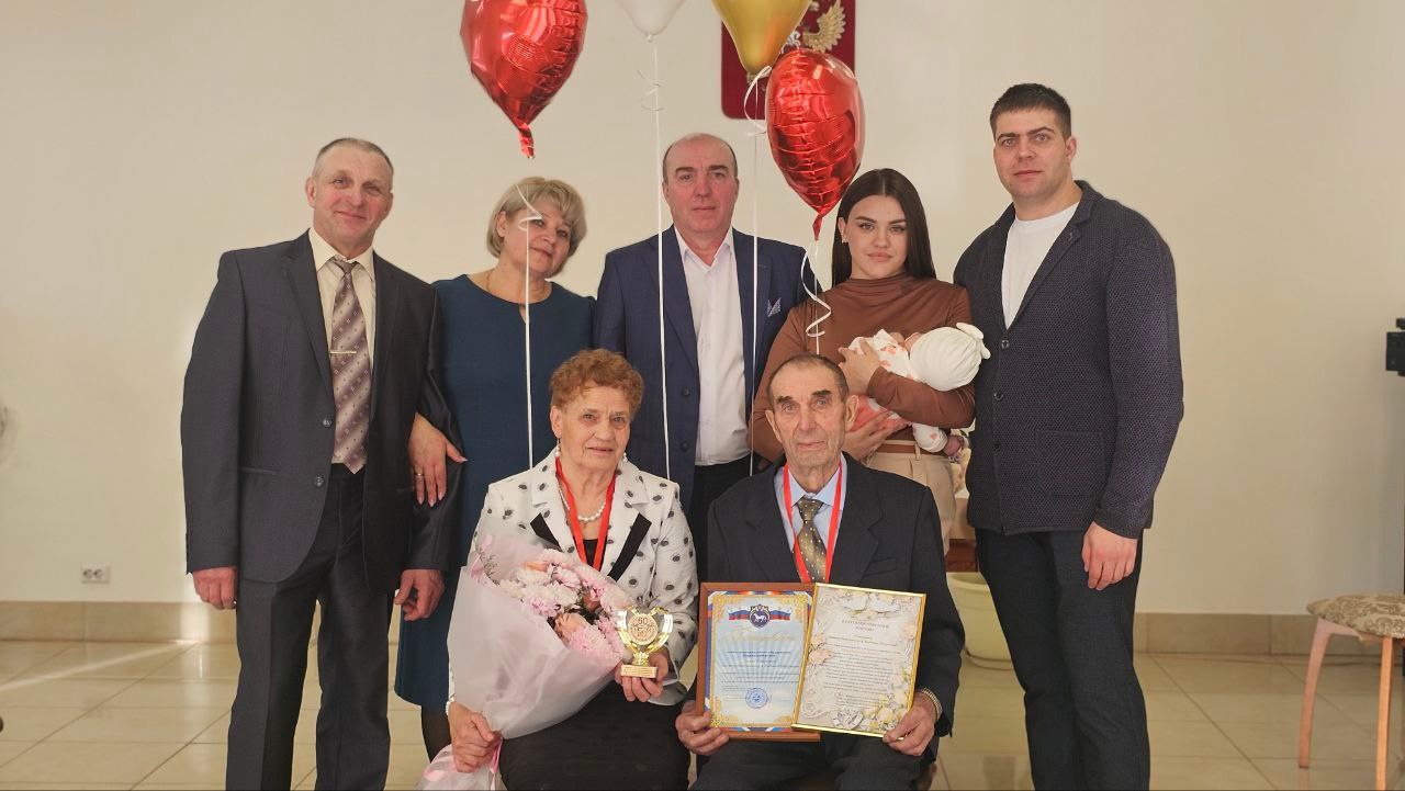 60 лет вместе: юбиляров семейной жизни чествовали в Ширинском районе