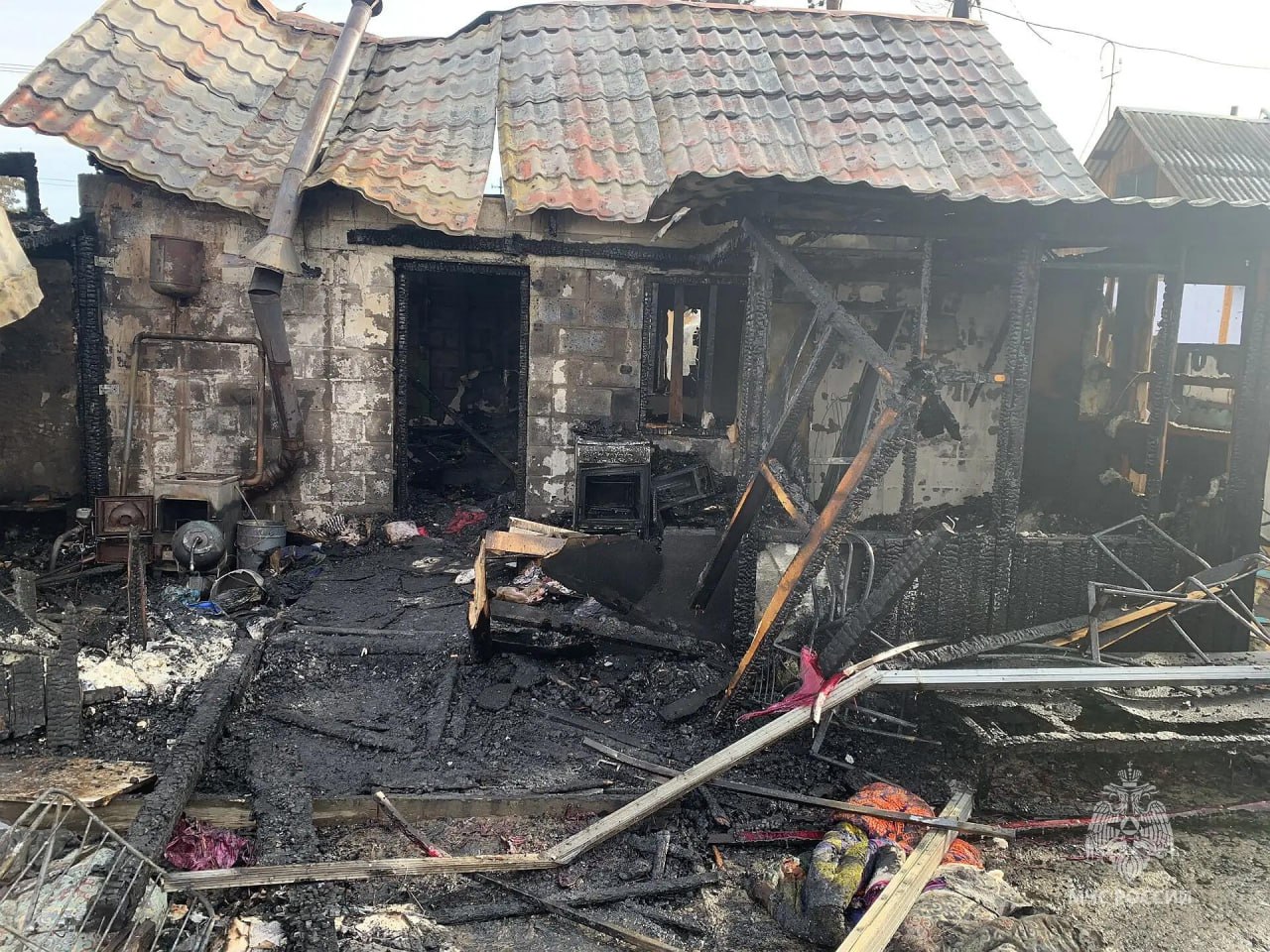 В абаканском садовом обществе огонь уничтожил жилой дом