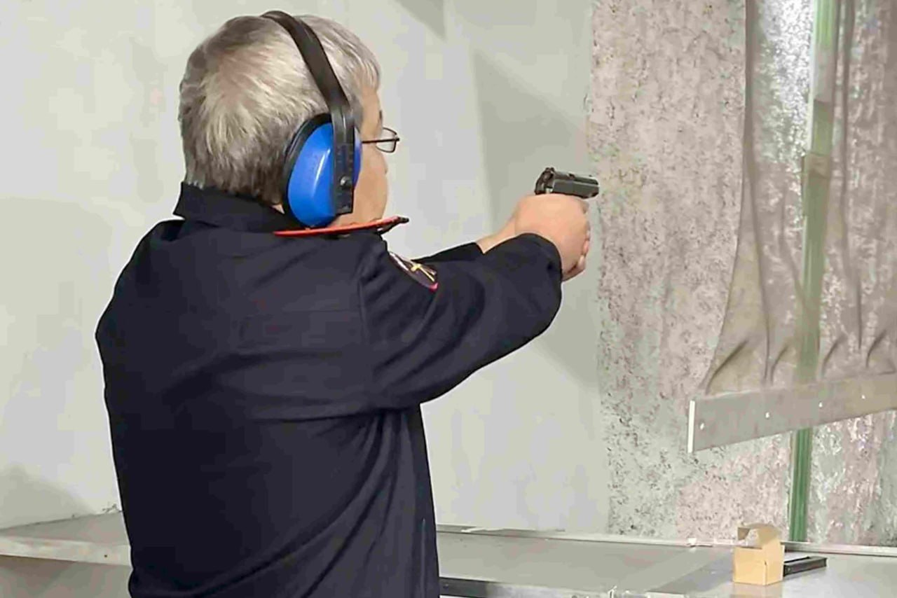 В преддверии Дня защитника Отечества министр внутренних дел по Республике Хакасия вручил награды победителям и призёрам соревнований по стрельбе из пистолета Макарова, прошедших в ведомстве В преддверии Дня защитника Отечества министр внутренних дел по Республике Хакасия вручил награды победителям и призёрам соревнований по стрельбе из пистолета Макарова, прошедших в ведомстве