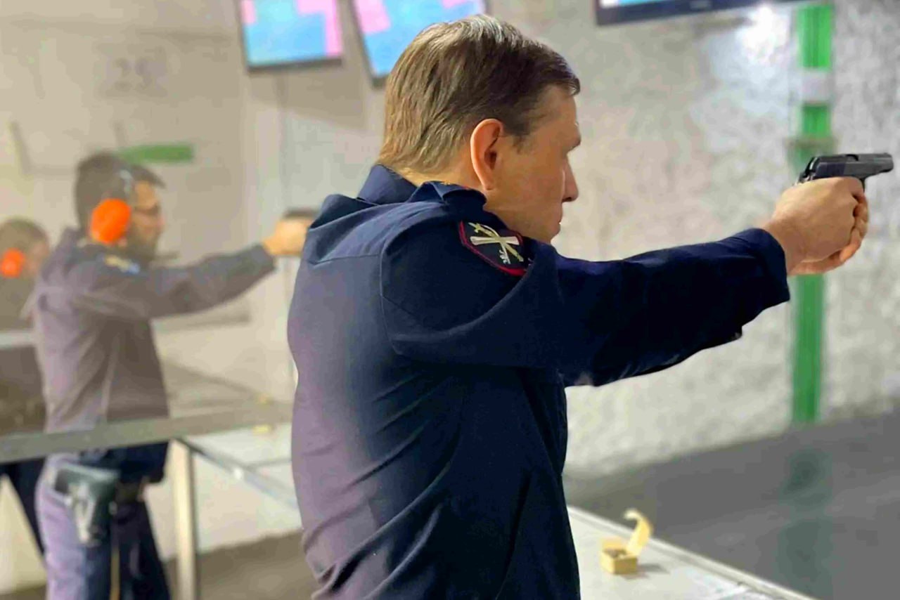 В преддверии Дня защитника Отечества министр внутренних дел по Республике Хакасия вручил награды победителям и призёрам соревнований по стрельбе из пистолета Макарова, прошедших в ведомстве В преддверии Дня защитника Отечества министр внутренних дел по Республике Хакасия вручил награды победителям и призёрам соревнований по стрельбе из пистолета Макарова, прошедших в ведомстве