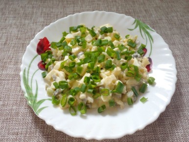 Нежный салат с солеными огурцами: идеальное дополнение к мясным блюдам