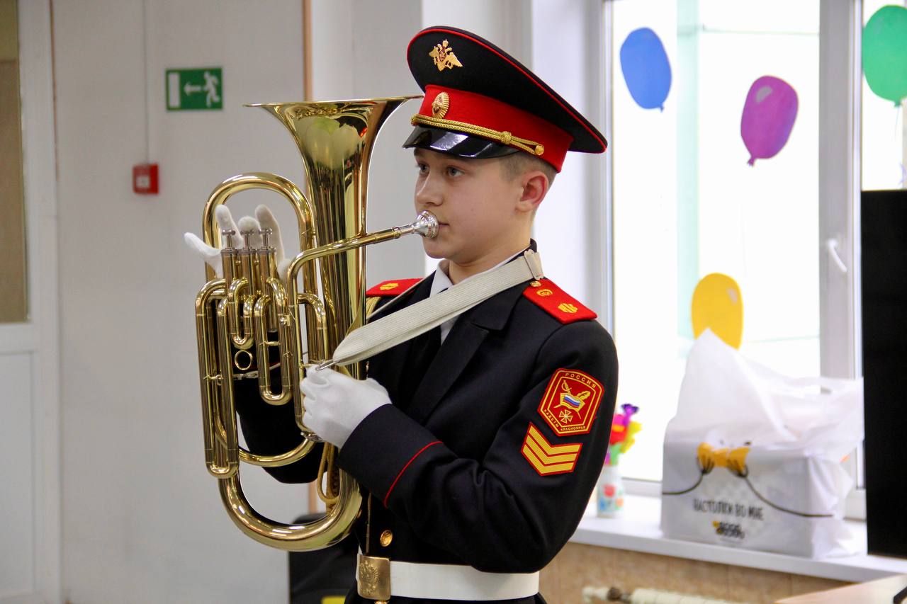 Офицеры СК России и члены союза «Юный следователь» поздравили постояльцев пансионата «Солнечный» и ветеранов СВО с Днём защитника Отечества Офицеры СК России и члены союза «Юный следователь» поздравили постояльцев пансионата «Солнечный» и ветеранов СВО с Днём защитника Отечества