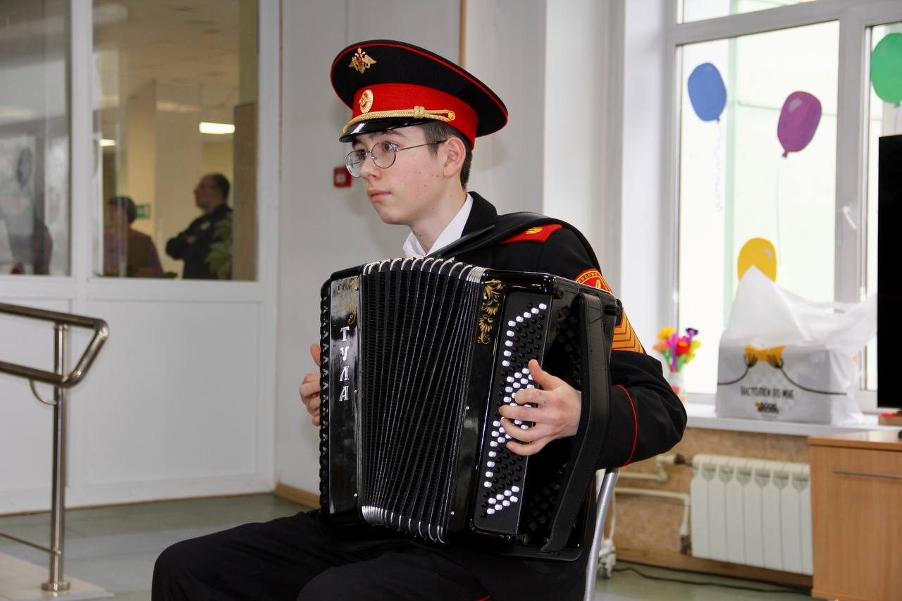 Офицеры СК России и члены союза «Юный следователь» поздравили постояльцев пансионата «Солнечный» и ветеранов СВО с Днём защитника Отечества Офицеры СК России и члены союза «Юный следователь» поздравили постояльцев пансионата «Солнечный» и ветеранов СВО с Днём защитника Отечества