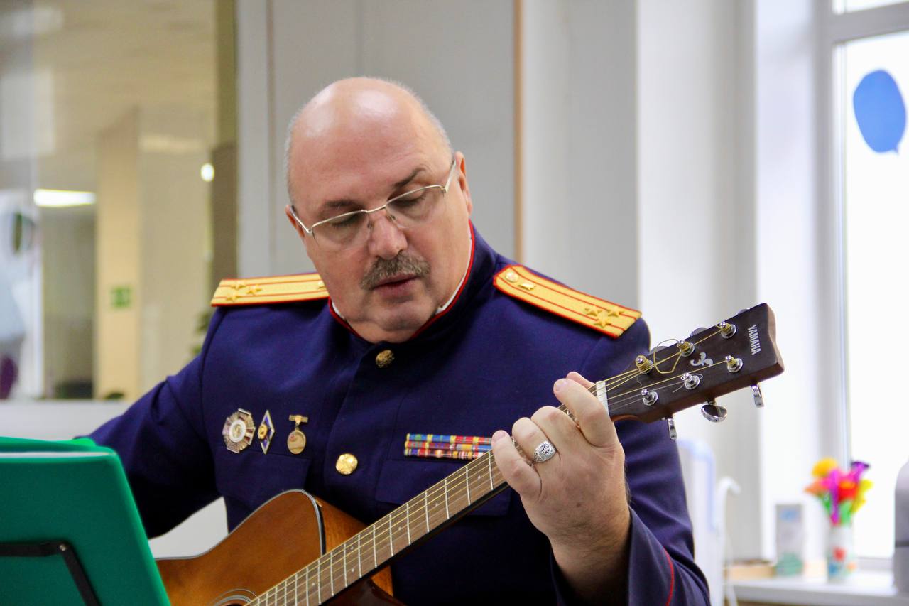 Офицеры СК России и члены союза «Юный следователь» поздравили постояльцев пансионата «Солнечный» и ветеранов СВО с Днём защитника Отечества Офицеры СК России и члены союза «Юный следователь» поздравили постояльцев пансионата «Солнечный» и ветеранов СВО с Днём защитника Отечества