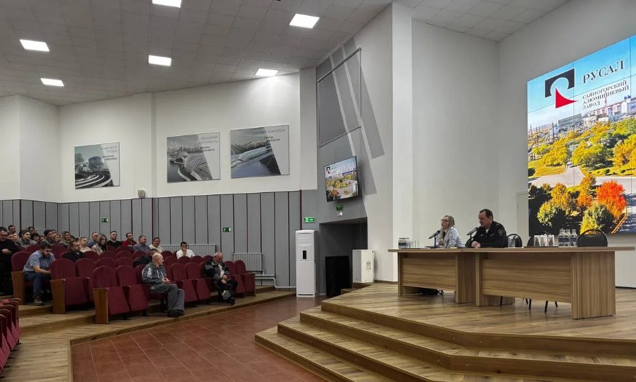 День профилактики полицейские провели на градообразующем предприятии Саяногорска