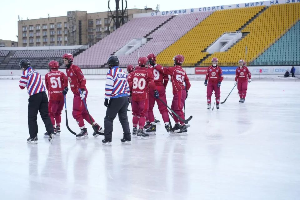 Хоккей с мячом в Хакасии: "Саяны-2" сделали подарок своим болельщикам