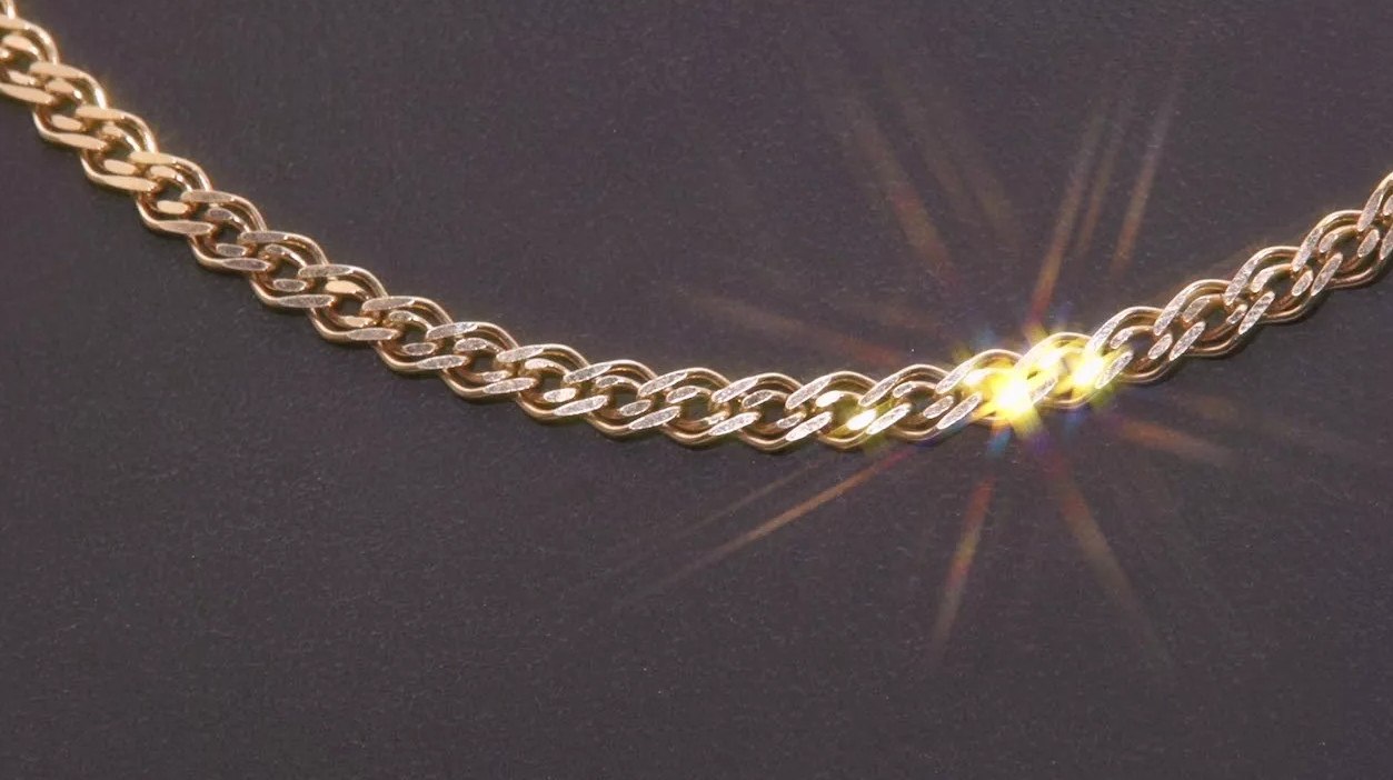 Сотрудники уголовного розыска полиции Абакана задержали девушку, подменившую заказанную на маркетплейсе золотую цепочку на серебряную