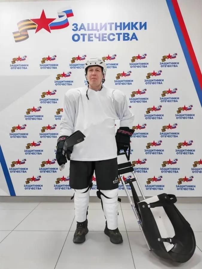 Филиал фонда «Защитники Отечества» обеспечил ветерана СВО из Хакасии профессиональной экипировкой для следж-хоккея
