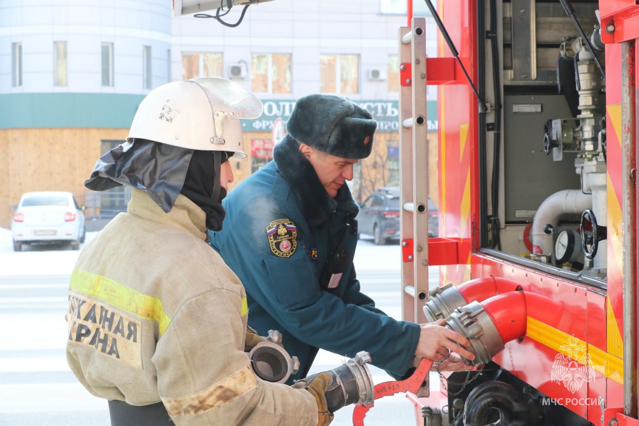 Первые учения года в Абакане - огнеборцы "тушили" гостиницу Первые учения года в Абакане - огнеборцы "тушили" гостиницу