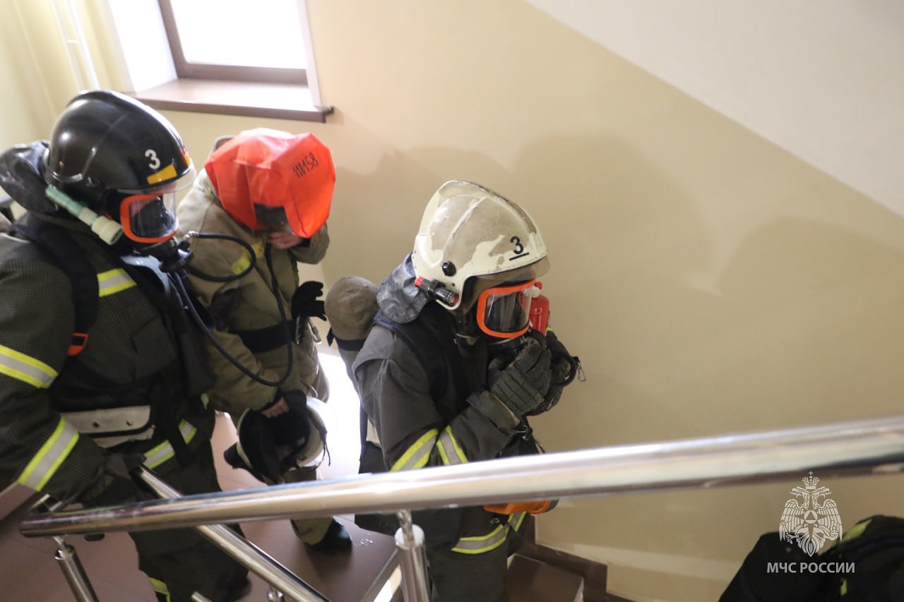 Первые учения года в Абакане - огнеборцы "тушили" гостиницу Первые учения года в Абакане - огнеборцы "тушили" гостиницу