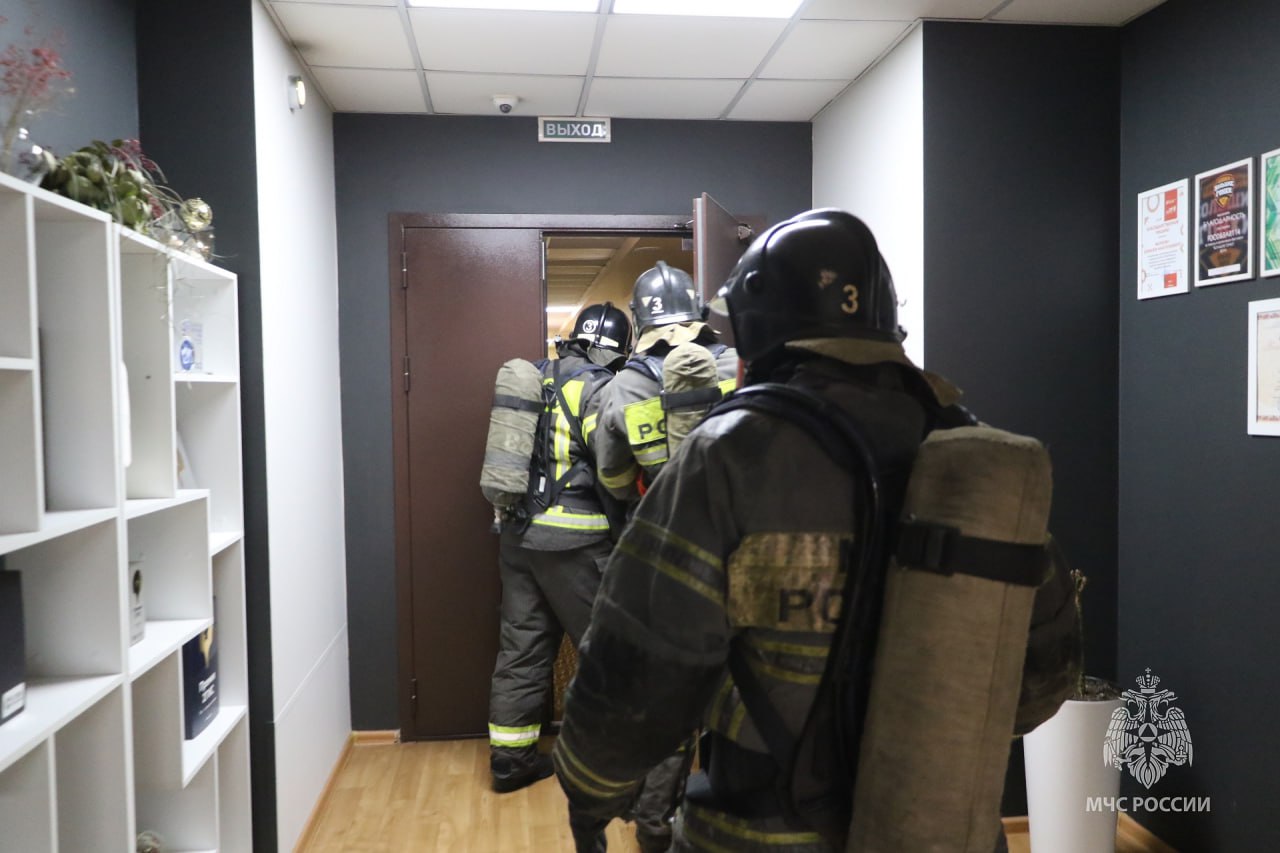 Первые учения года в Абакане - огнеборцы "тушили" гостиницу Первые учения года в Абакане - огнеборцы "тушили" гостиницу