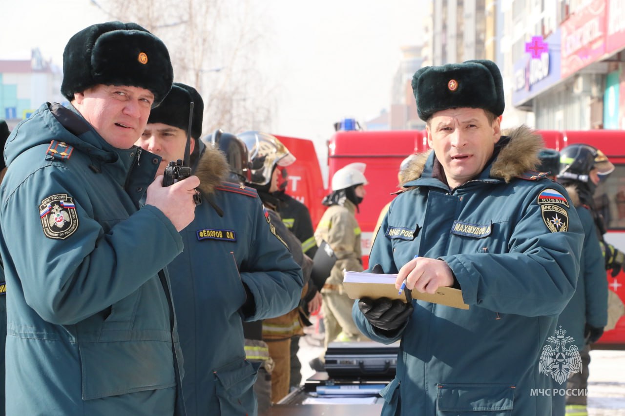 Первые учения года в Абакане - огнеборцы "тушили" гостиницу Первые учения года в Абакане - огнеборцы "тушили" гостиницу