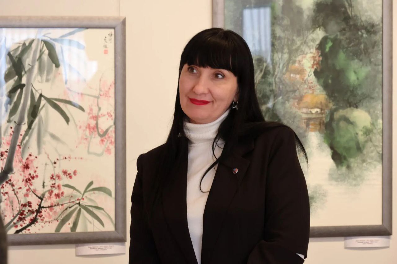 Выставочный зал Детской художественной школы им. Д.И. Каратанова превратился в восточную сказку: залы украсили полотна знаменитых художников Цзян Шилуня, Пена Варлена, Николая Шишловского, Олега Кукушкина и других мастеров... Выставочный зал Детской художественной школы им. Д.И. Каратанова превратился в восточную сказку: залы украсили полотна знаменитых художников Цзян Шилуня, Пена Варлена, Николая Шишловского, Олега Кукушкина и других мастеров...