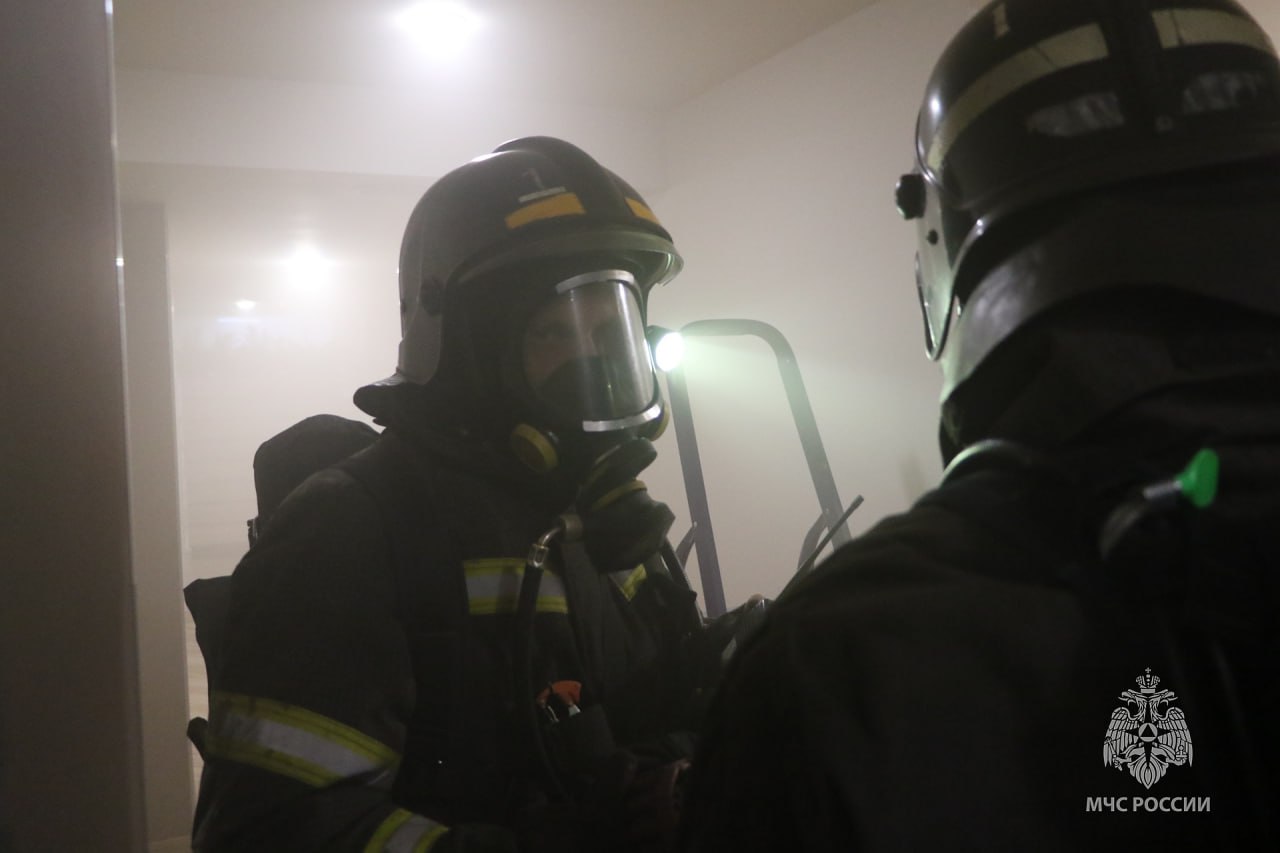 Первые учения года в Абакане - огнеборцы "тушили" гостиницу Первые учения года в Абакане - огнеборцы "тушили" гостиницу