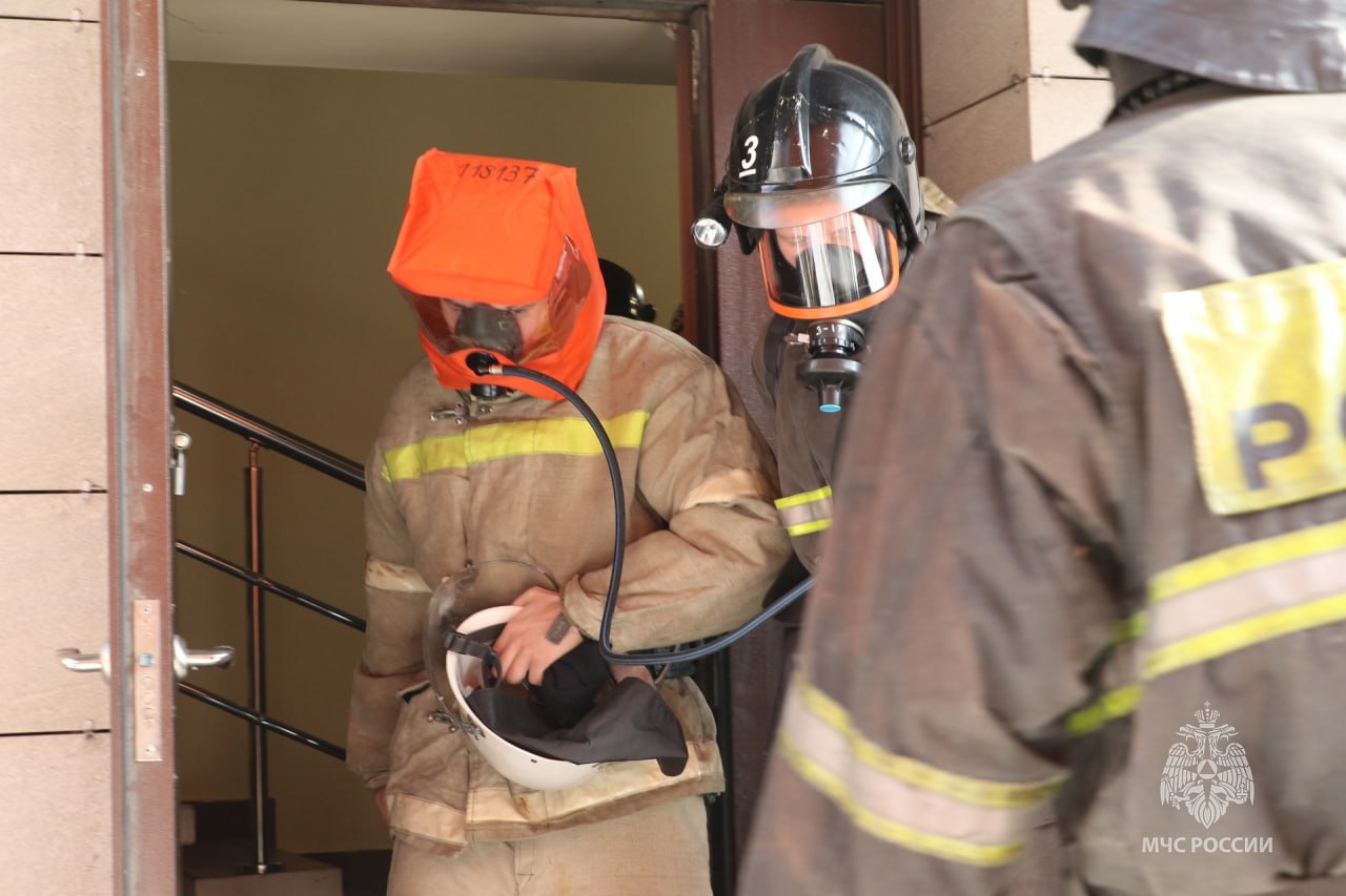 Первые учения года в Абакане - огнеборцы "тушили" гостиницу Первые учения года в Абакане - огнеборцы "тушили" гостиницу