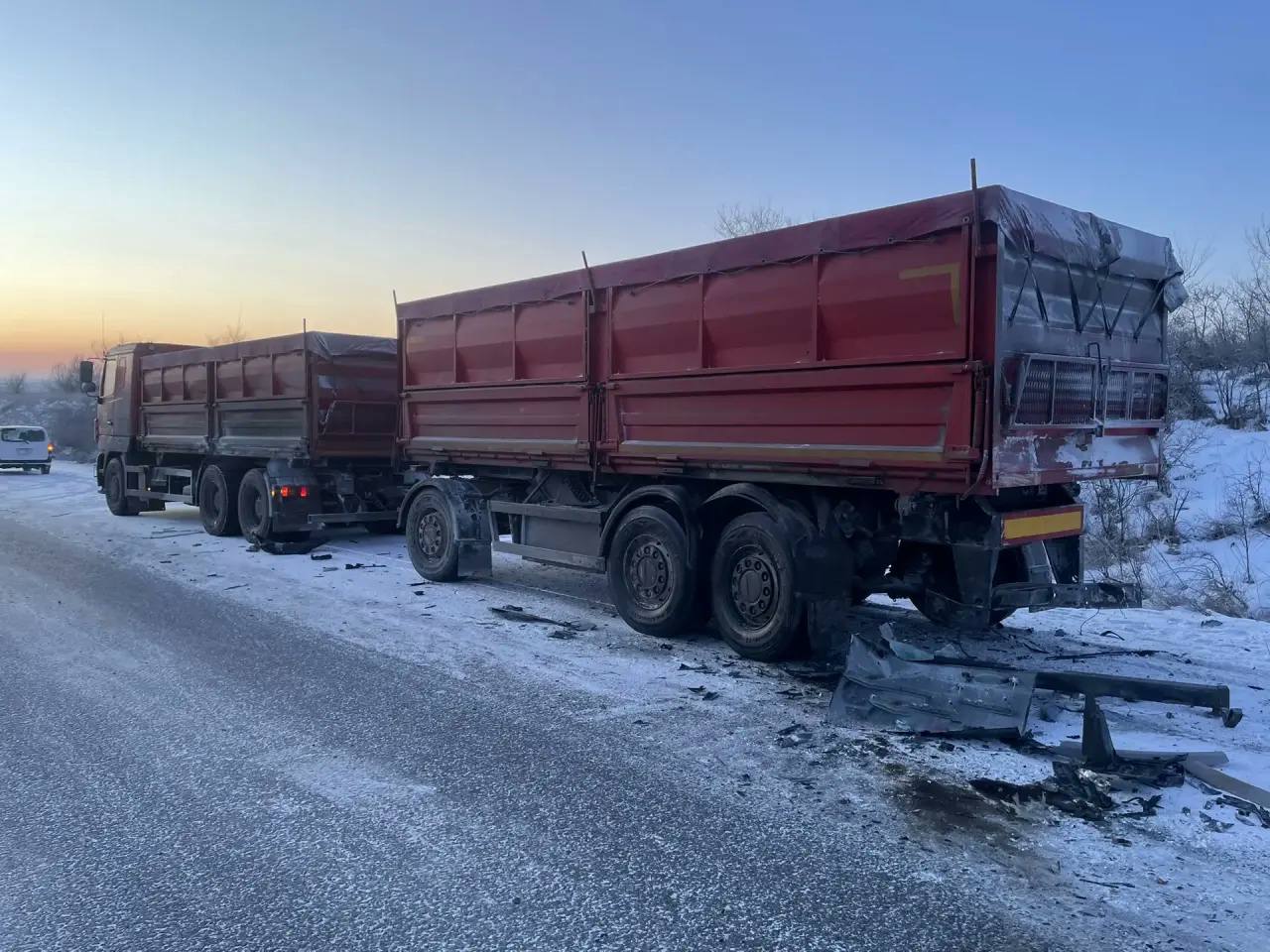 Мужчина погиб, протаранив стоящий на обочине грузовик в Алтайском районе