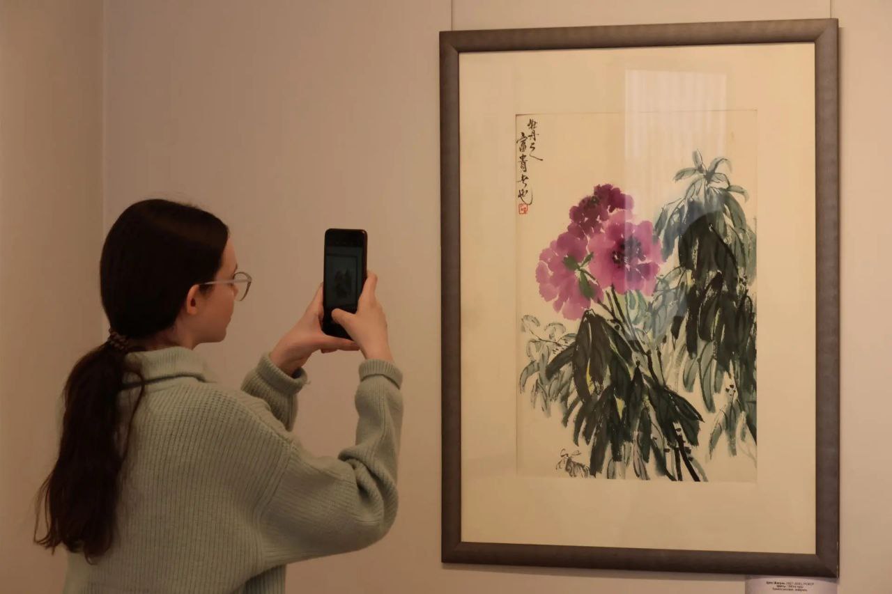 Выставочный зал Детской художественной школы им. Д.И. Каратанова превратился в восточную сказку: залы украсили полотна знаменитых художников Цзян Шилуня, Пена Варлена, Николая Шишловского, Олега Кукушкина и других мастеров... Выставочный зал Детской художественной школы им. Д.И. Каратанова превратился в восточную сказку: залы украсили полотна знаменитых художников Цзян Шилуня, Пена Варлена, Николая Шишловского, Олега Кукушкина и других мастеров...