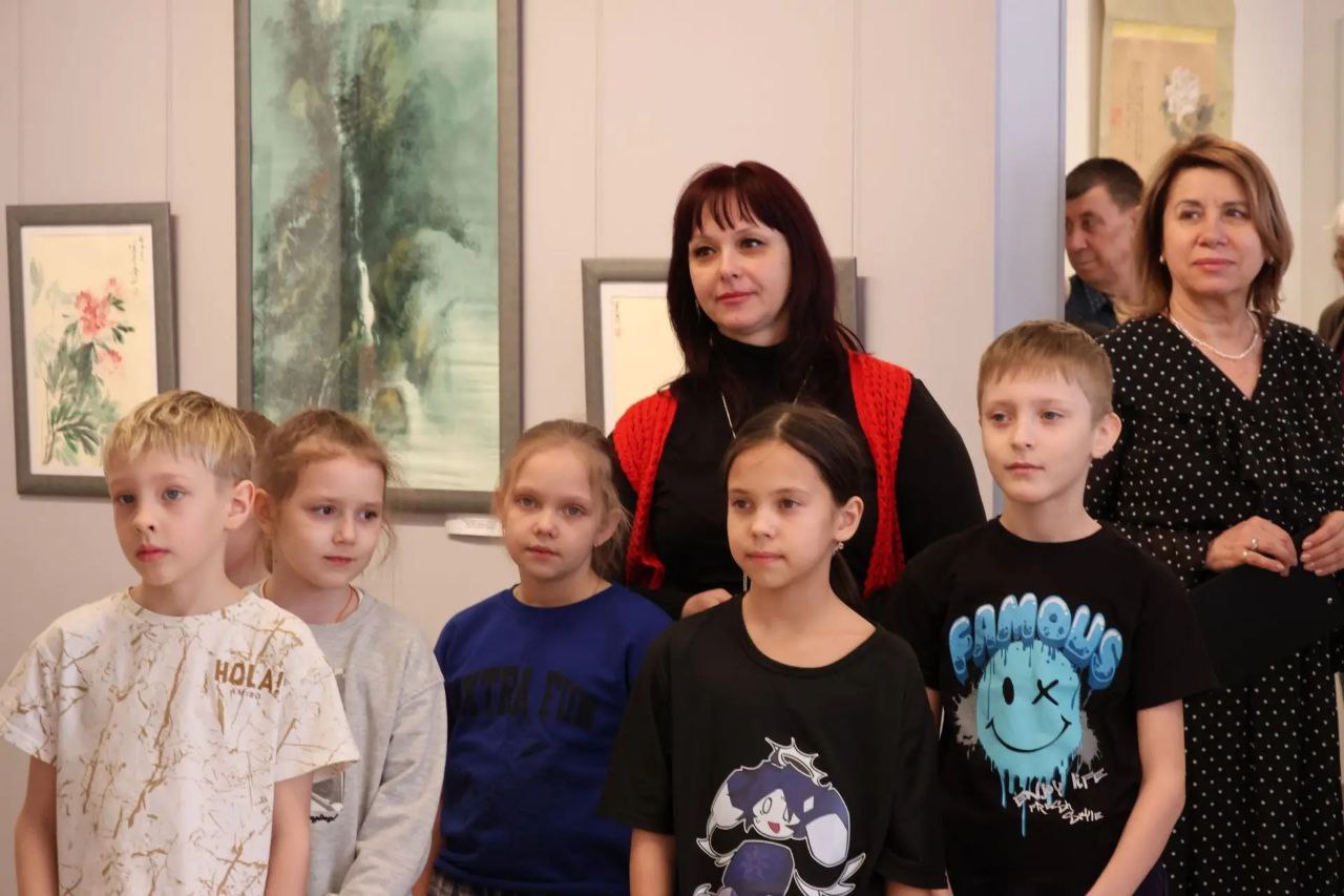 Выставочный зал Детской художественной школы им. Д.И. Каратанова превратился в восточную сказку: залы украсили полотна знаменитых художников Цзян Шилуня, Пена Варлена, Николая Шишловского, Олега Кукушкина и других мастеров... Выставочный зал Детской художественной школы им. Д.И. Каратанова превратился в восточную сказку: залы украсили полотна знаменитых художников Цзян Шилуня, Пена Варлена, Николая Шишловского, Олега Кукушкина и других мастеров...