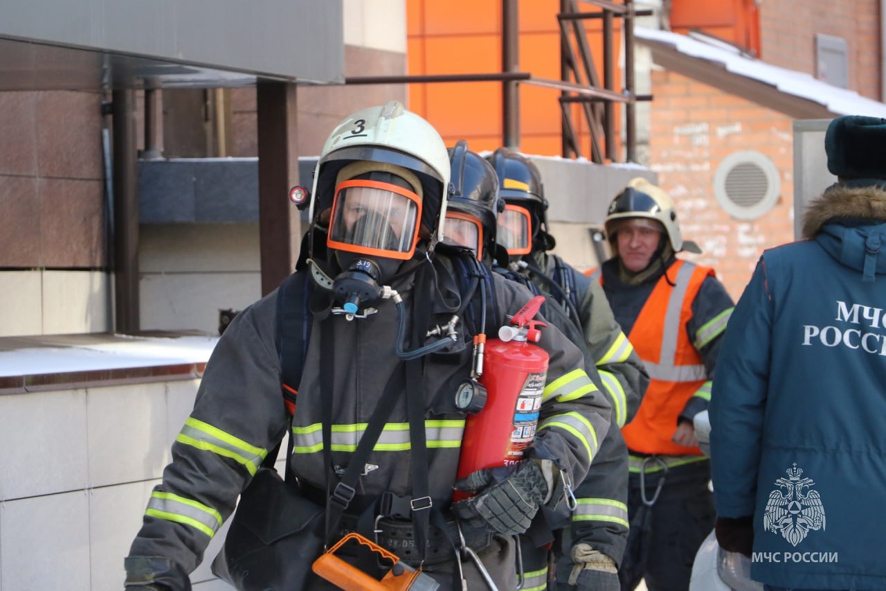 Первые учения года в Абакане - огнеборцы "тушили" гостиницу Первые учения года в Абакане - огнеборцы "тушили" гостиницу