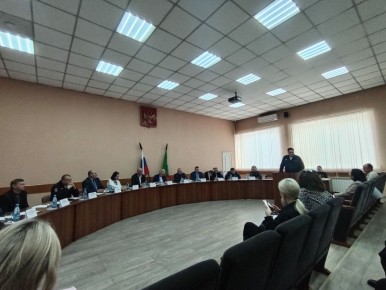 Сотрудники Управления по вопросам миграции МВД по Республике Хакасия стали участниками совещания в Администрации Усть-Абаканского района