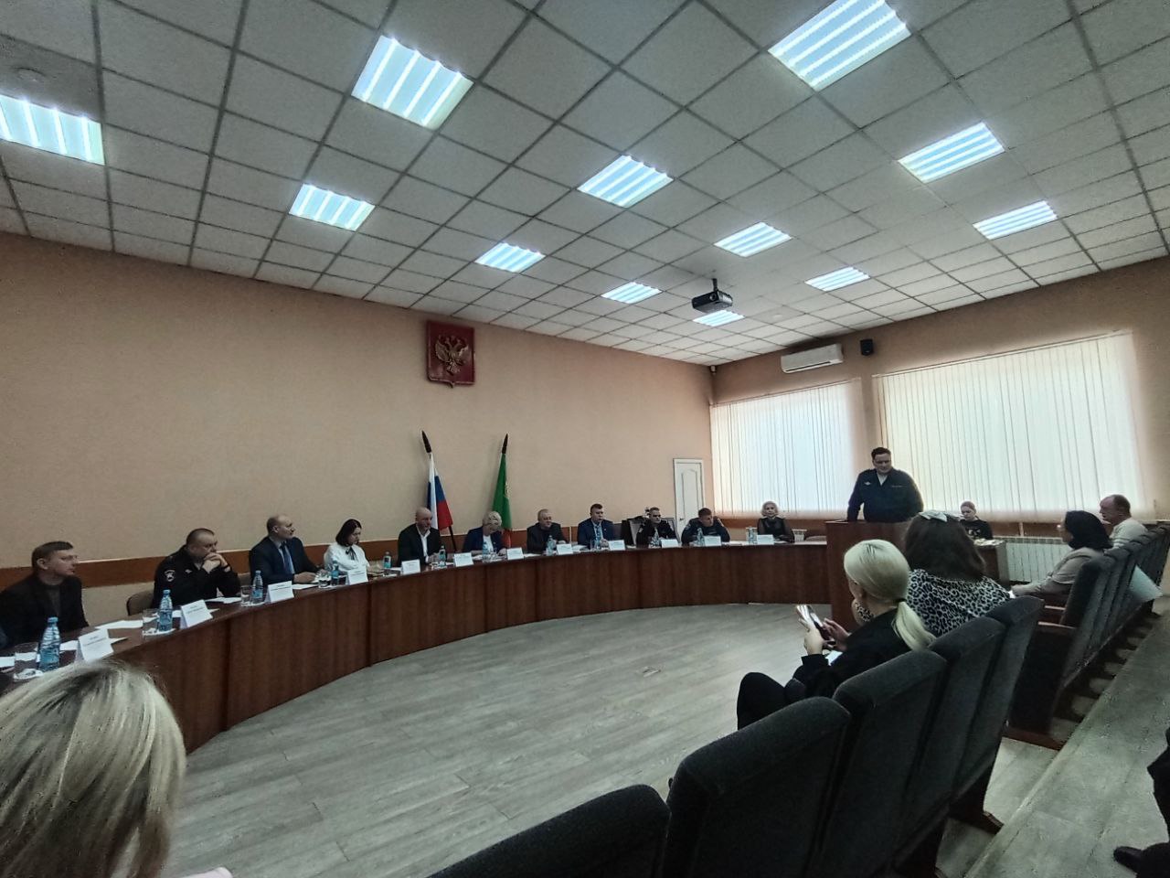 Сотрудники Управления по вопросам миграции МВД по Республике Хакасия стали участниками совещания в Администрации Усть-Абаканского района