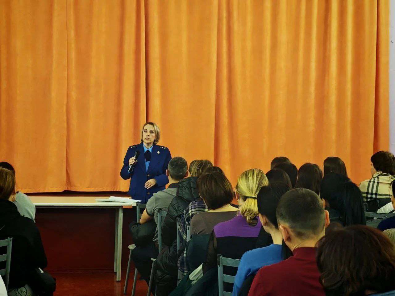 Работники прокуратуры г. Абакана совместно с УМВД России по г. Абакану приняли участие в тематических общешкольных родительских собраниях «Профилактика экстремизма, терроризма Работники прокуратуры г. Абакана совместно с УМВД России по г. Абакану приняли участие в тематических общешкольных родительских собраниях «Профилактика экстремизма, терроризма