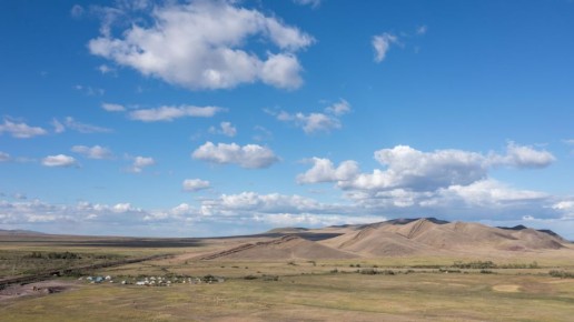 На разновременных памятниках в курганах Хакасии обнаружили каменные плиты с петроглифами, изображающими различные сюжеты, включая сцены охоты