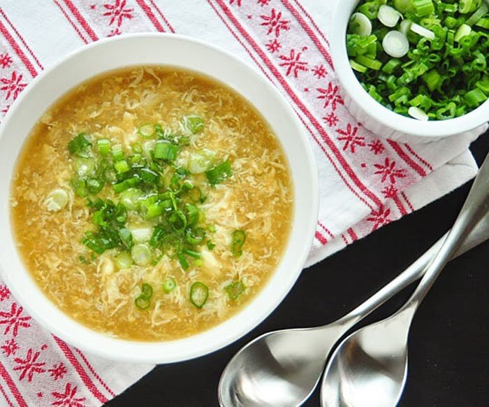 Нежный куриный суп с яйцом и зеленью: быстрый рецепт для всей семьи