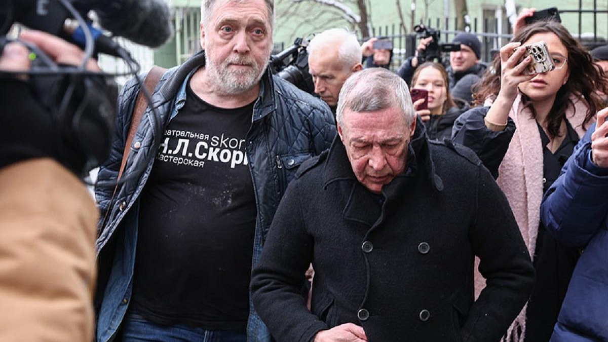 Возвращение Ефремова: зрители идут на премьеру после освобождения