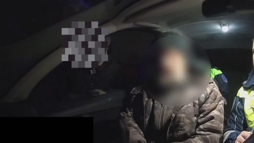 «Нифига себе, бабке 70 лет почти, перепрыгнула!»: пожилая пассажирка пыталась прикрыть пьяного водителя в Черногорске, поменявшись с ним местами