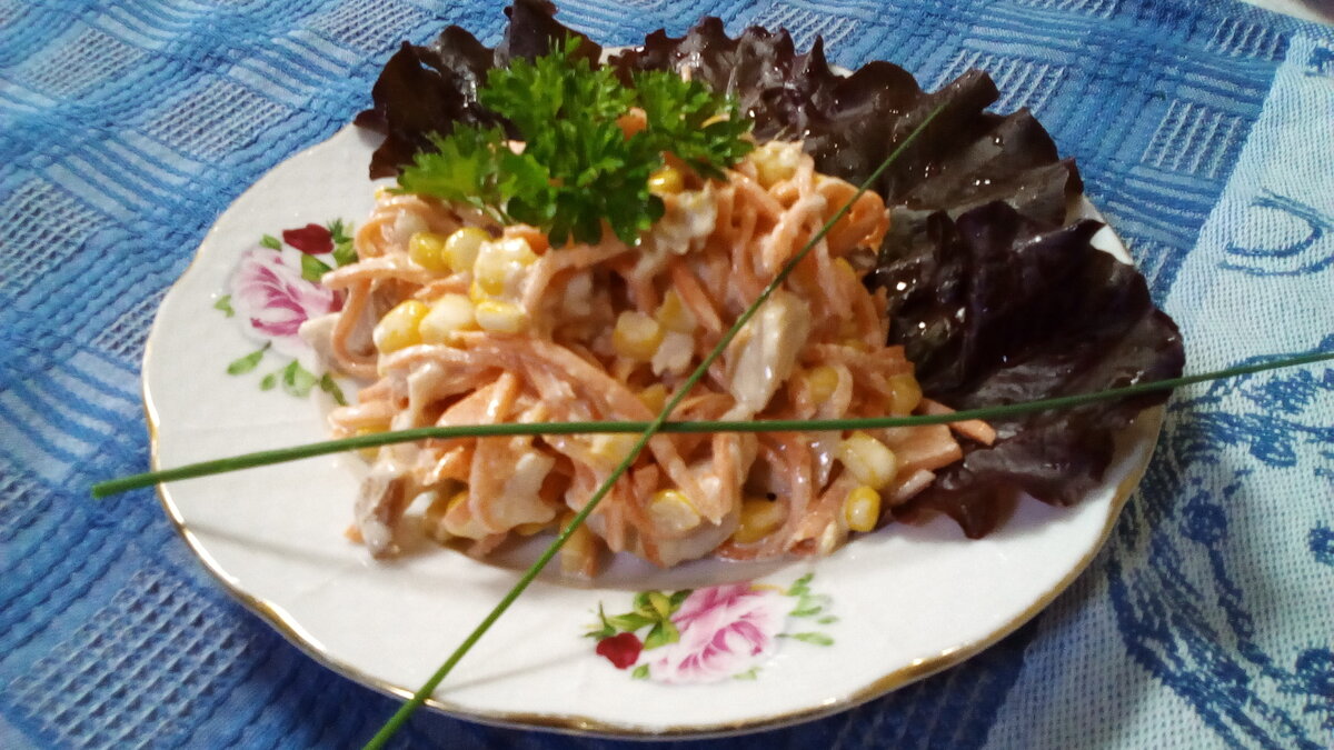 Легкий салат с курицей: готовим за 15 минут