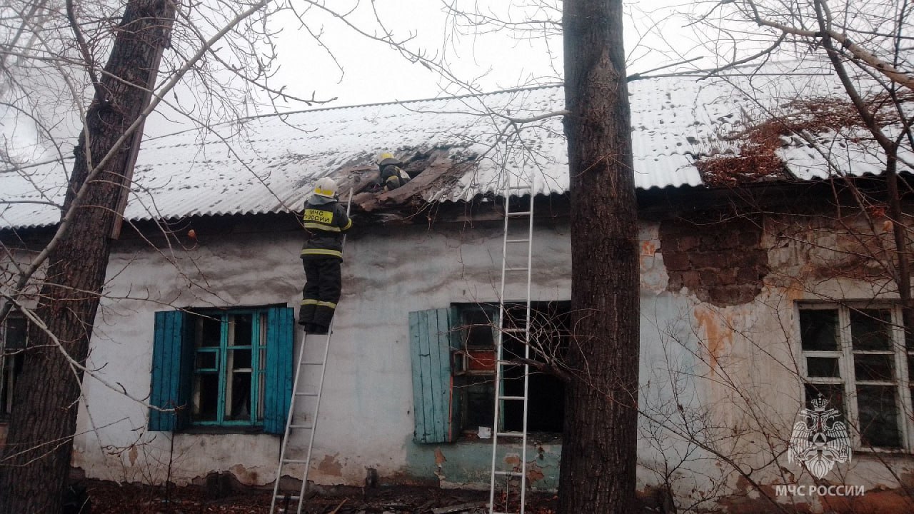 Замыкание проводки привело к пожарам в бараке и частном доме