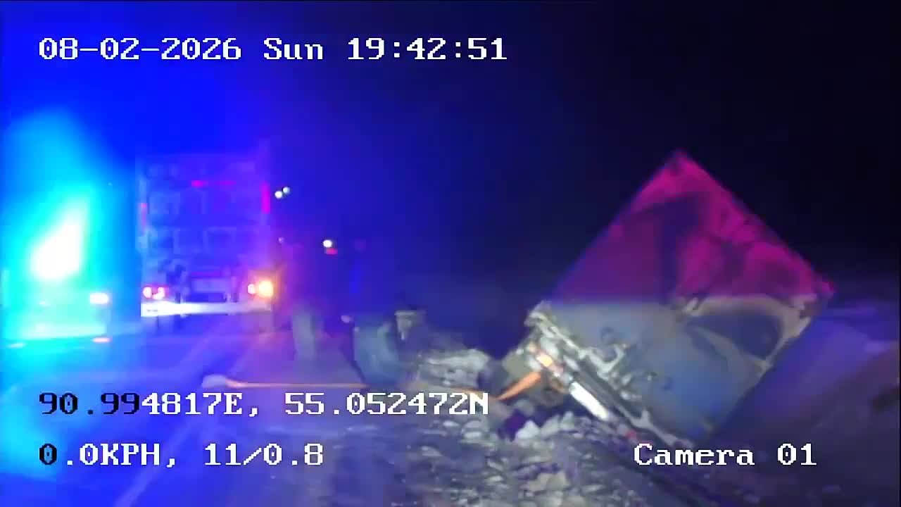 На трассе Абакан-Красноярск водитель грузовика съехал в кювет, вызволили его сотрудники ГАИ