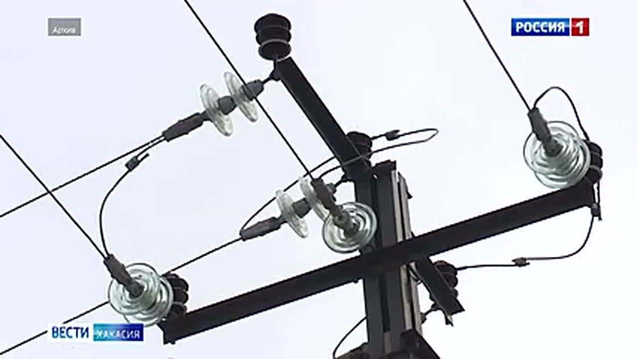 Ураганный ветер оставил накануне людей без света и повредил крыши