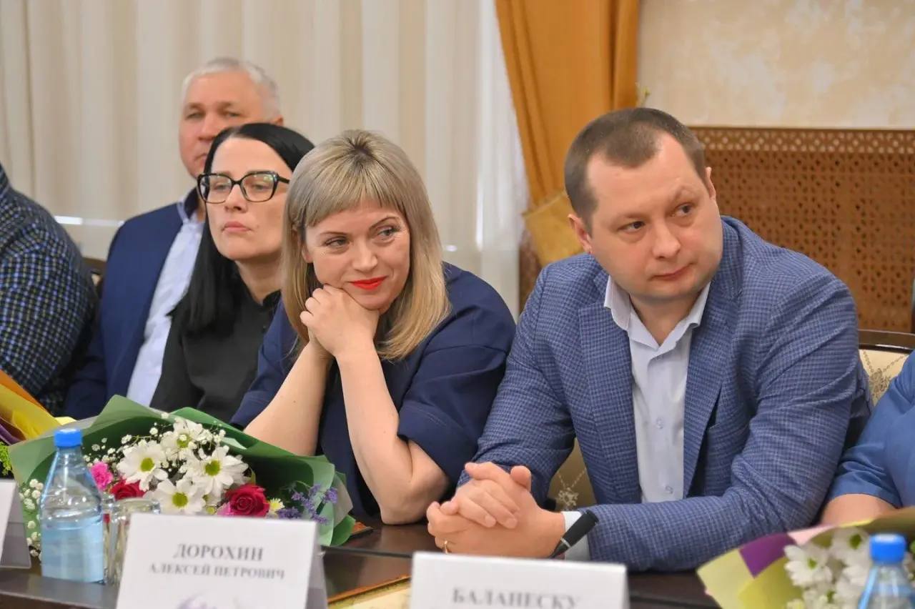 В преддверии профессионального праздника в правительстве Хакасии чествовали работников бытового обслуживания населения и ЖКХ В преддверии профессионального праздника в правительстве Хакасии чествовали работников бытового обслуживания населения и ЖКХ