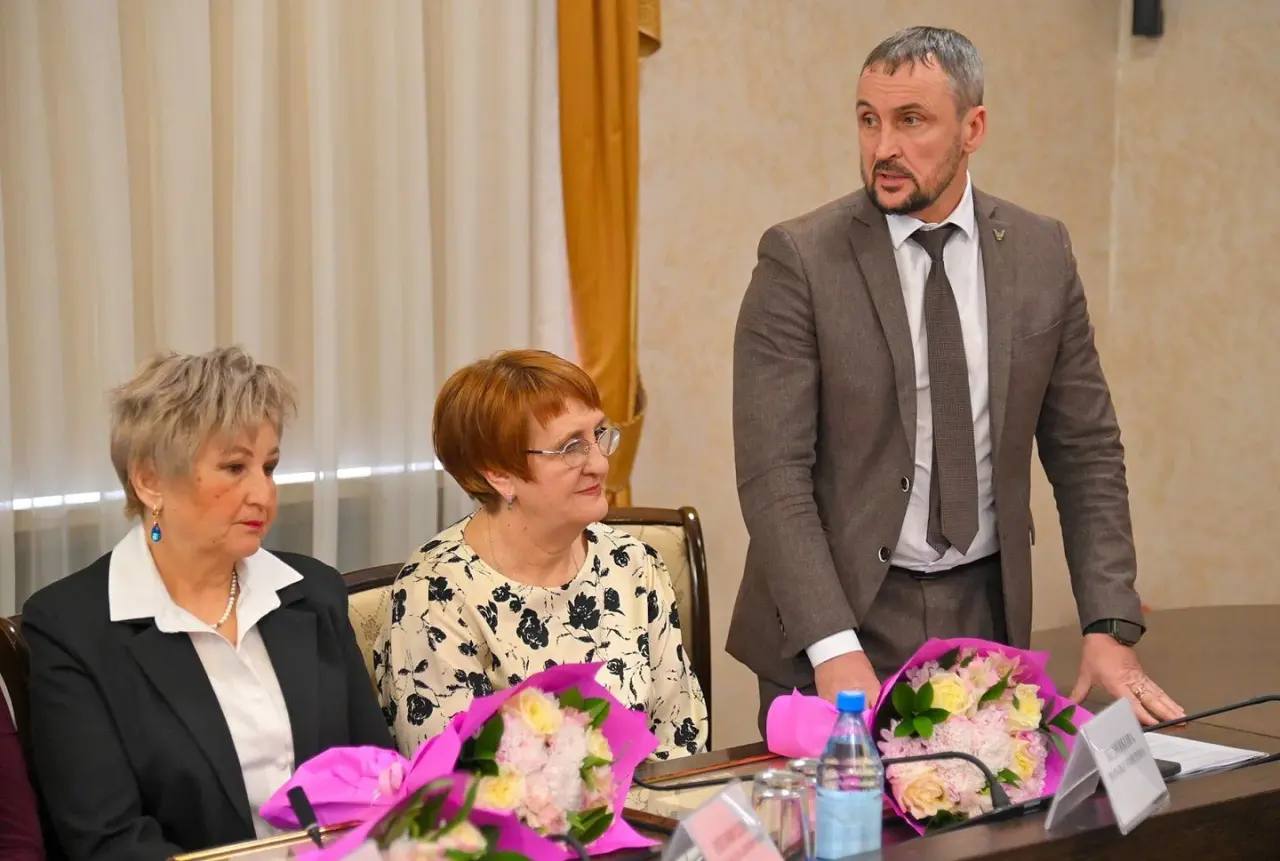 В преддверии профессионального праздника в правительстве Хакасии чествовали работников бытового обслуживания населения и ЖКХ В преддверии профессионального праздника в правительстве Хакасии чествовали работников бытового обслуживания населения и ЖКХ