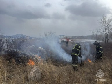 С крупными палами травы боролись в минувшие выходные пожарные Хакасии
