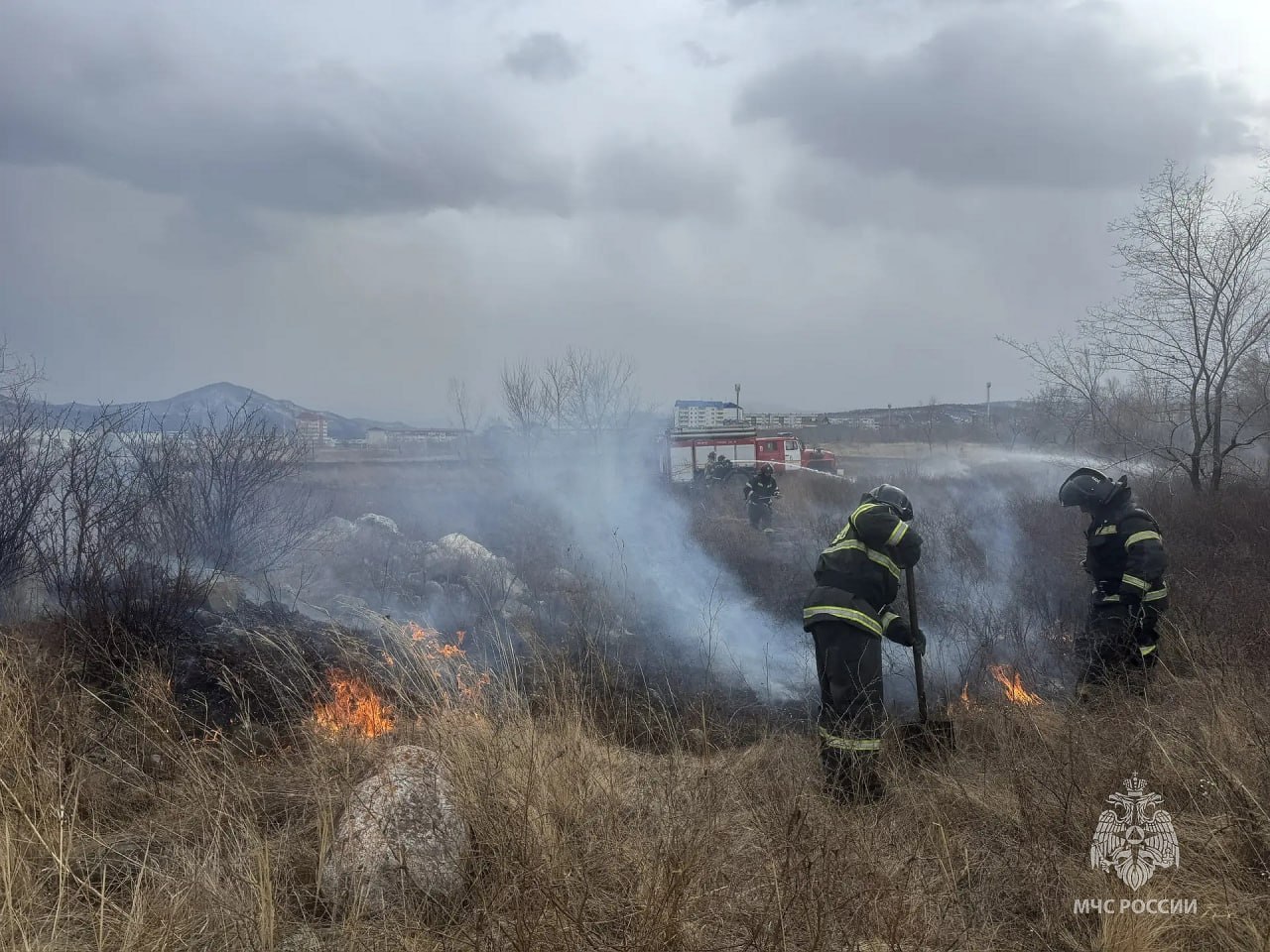 С крупными палами травы боролись в минувшие выходные пожарные Хакасии