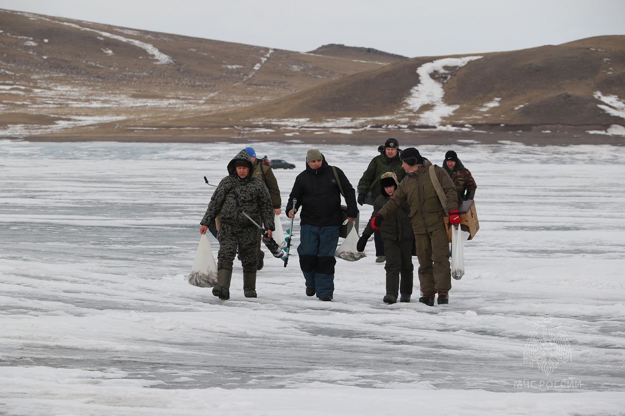 Накануне на льду Коксинского залива было жарко! Накануне на льду Коксинского залива было жарко!