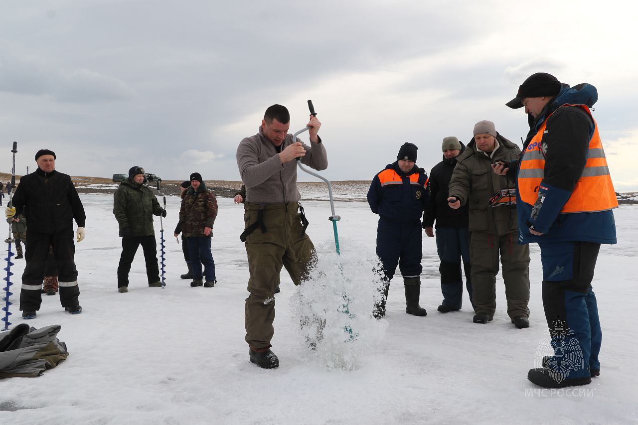 Накануне на льду Коксинского залива было жарко! Накануне на льду Коксинского залива было жарко!